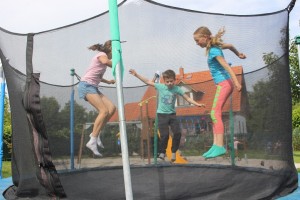 Kacka,Pepca_a_Esterka_na_trampoline